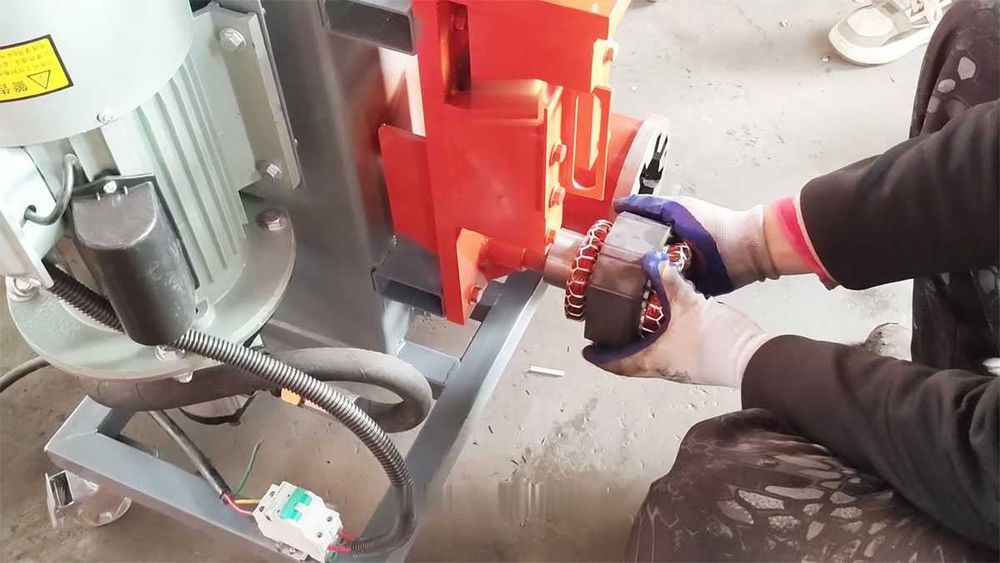 Машина REM-M за извличане на чиста мед от скрап електрически двигатели