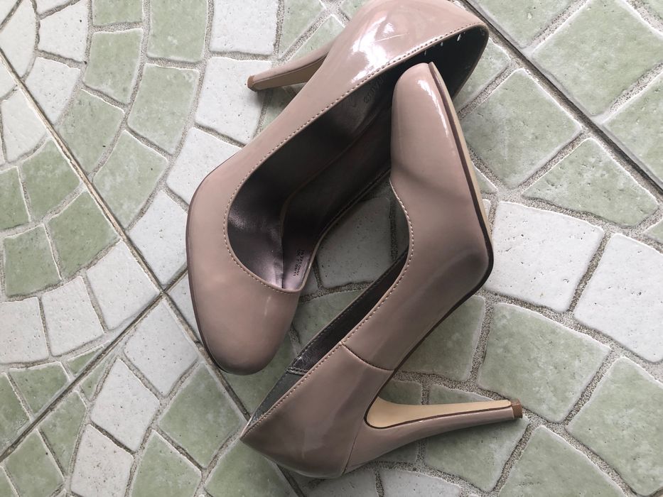 Pantofi bej din lac foarte frumosi