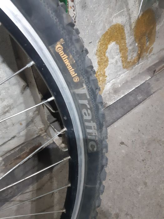 Продам фонарь и колесо на велосипед.