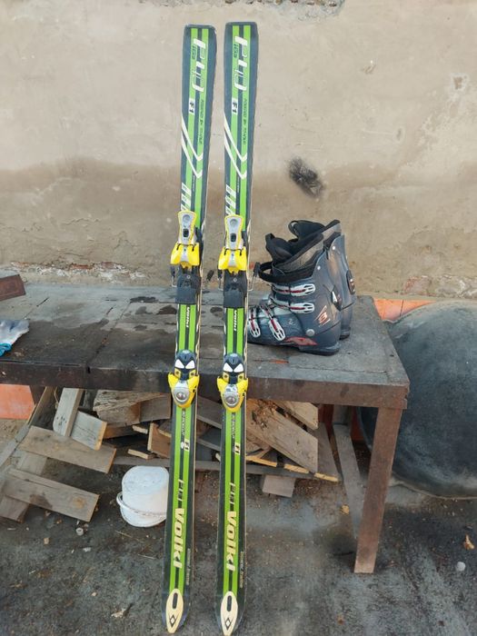 Горнолыжные ботинки и лыжи