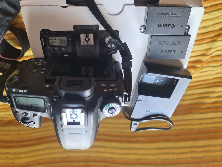 DSLR Canon 77D 24.2 MPX Wi-Fi+ 2 Acumulatori Cutie Completa+Patona Nou