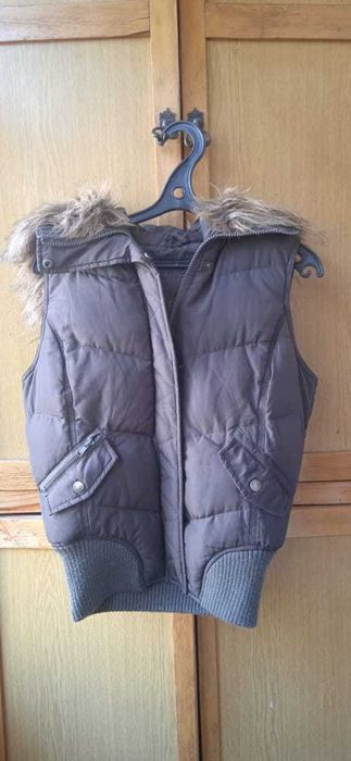 Жилет утеплённый с капюшоном