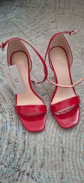 Сандали на висок и нисък ток