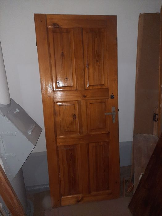 Продам деревянную входную дверь