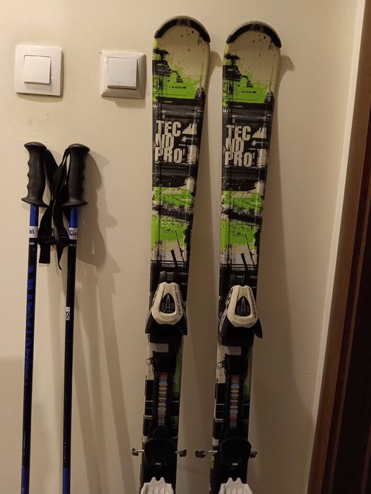 Ски, щеки, каска и обувки номер 38,