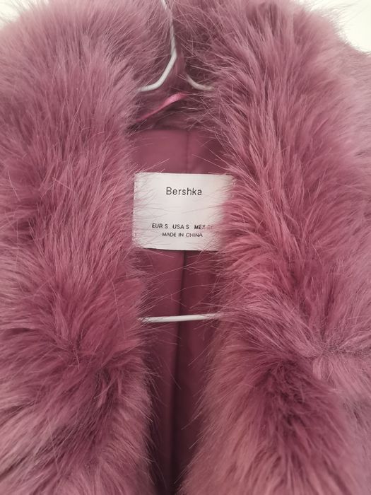 Лилаво късо палто с косъм  Bershka