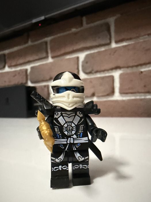 Minifigurină LEGO Ninjago Zane Deepstone Armor Possession