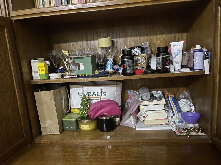 Biblioteca cu spatiu de depozitare