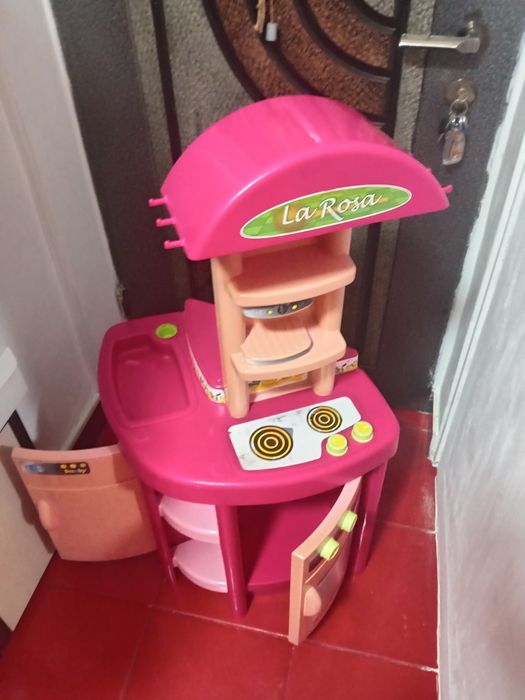 Vând bucătărie roz