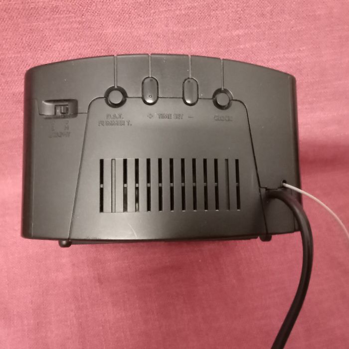 Radio cu ceas deșteptător.