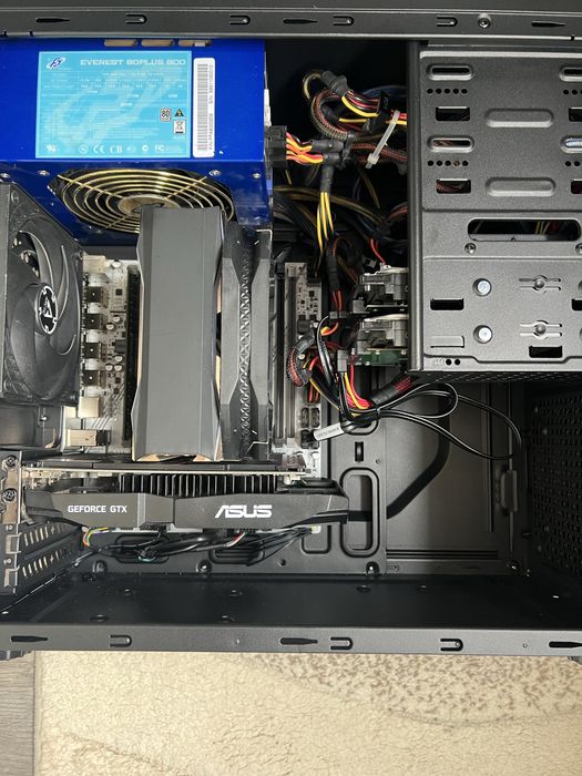 Компютър  с процесор intel xeon E5 2680 v4 с 16 гигабайта рам ddr4