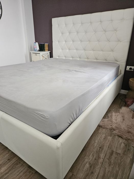 Vand pat tapițat alb ,somiera,spatiu de depozitare si saltea  Previ  + 2 perne