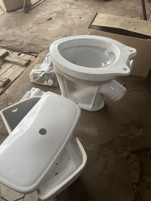 Унитаз и бачок фарфоровый
