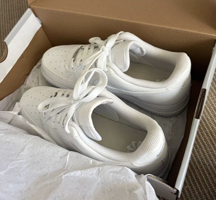 Продам Nike Air Force кроссовки белые 39р