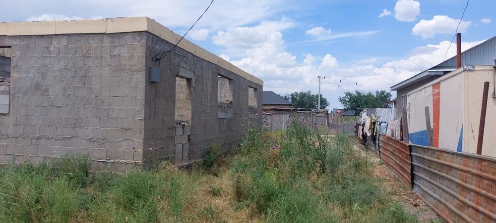 Продается участок с недостроенным домом