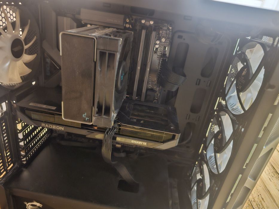 Геймърски компютър 9060XT 16GB/7800X3D/32GB RAM