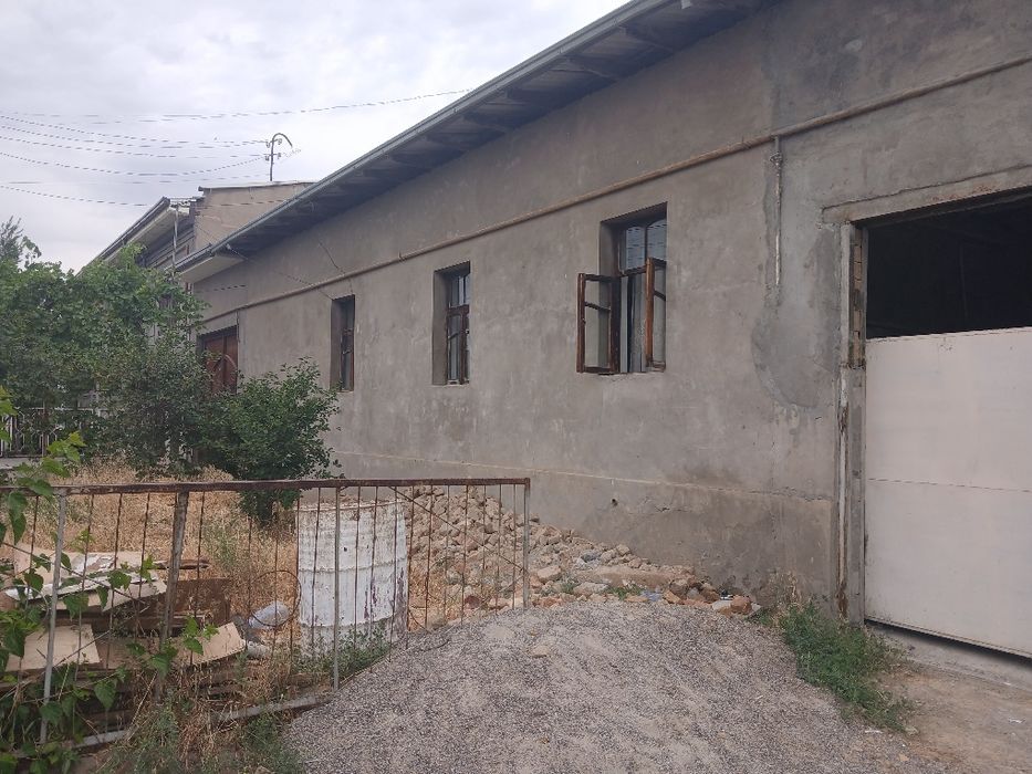 Uy sotiladi. Diydor mahallada. Zudlik bilan