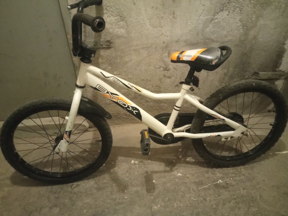 Детско колело и топки