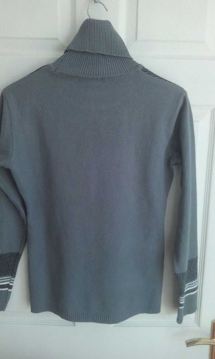 Свитер с высоким воротником