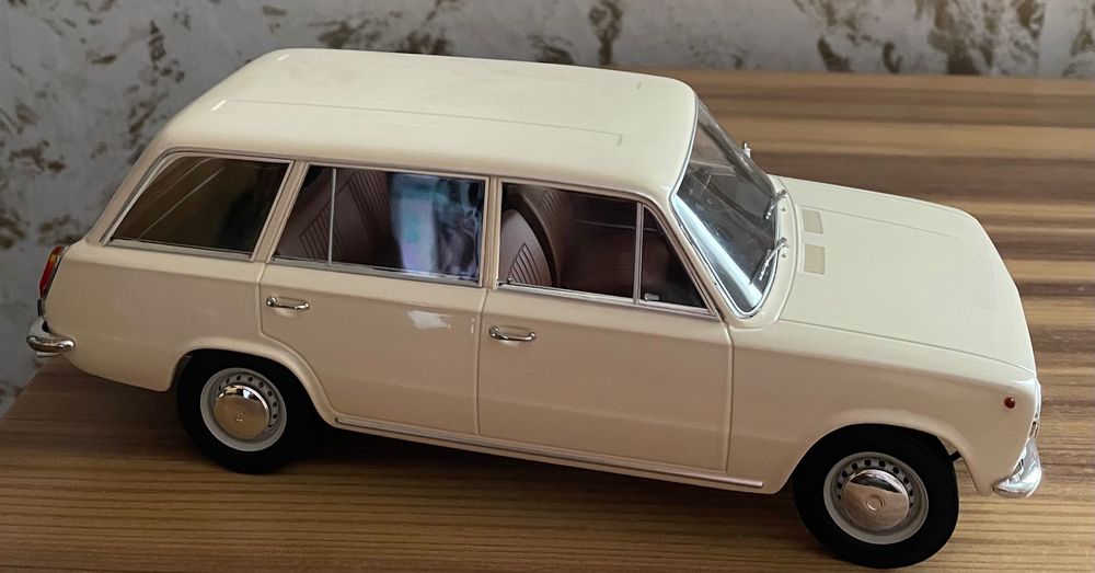SEAT 124 Mащаб 1:18 Triple 9 Метал