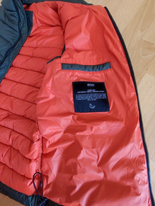 Елек Hugo boss размер 50 с пух обличан веднъж