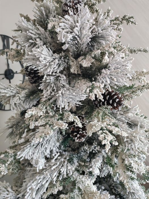 Елха с вградени шишарки и сняг