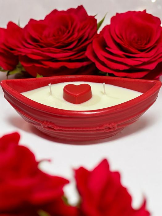 Свещ “Червена лодка със сърце”