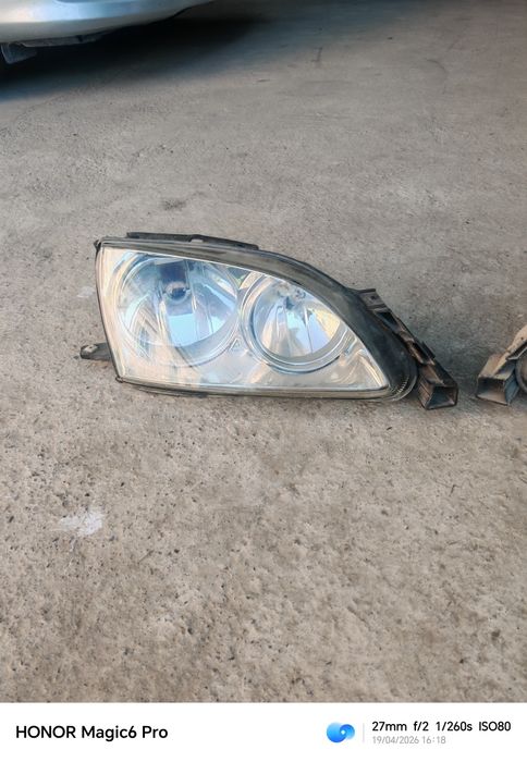 Toyota Avensis фары