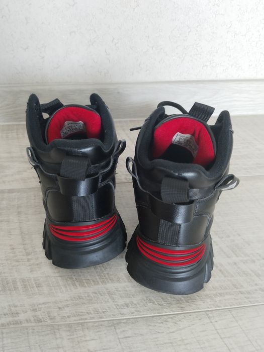 Продам демисезонные кроссовки