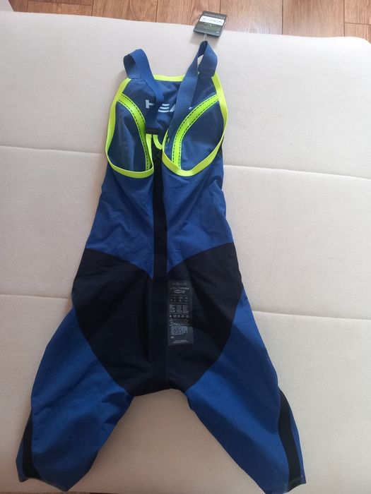 vând costum inot competiții marca HEAD