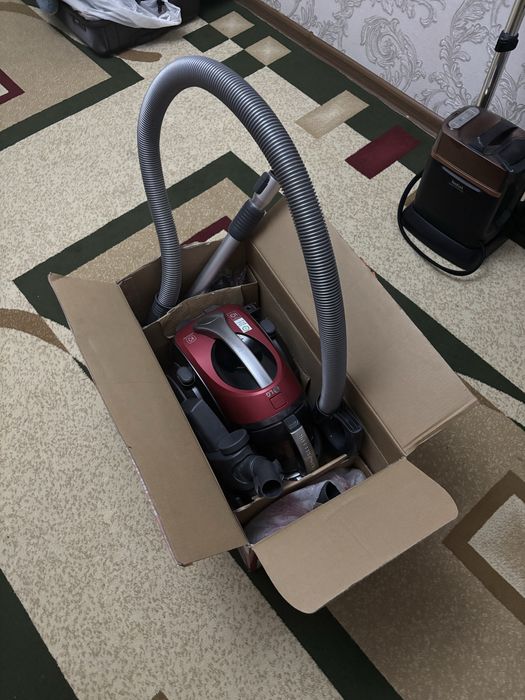 Пылесос LG, красный