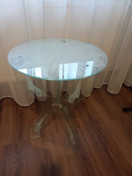 Masuta sticla cu 3 picioare de sustinere tot din sticla. Demontabila
S