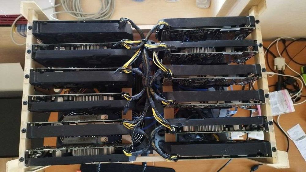 Майнер с 12 x Nvidia GTX 1060 и пълна дънна платка