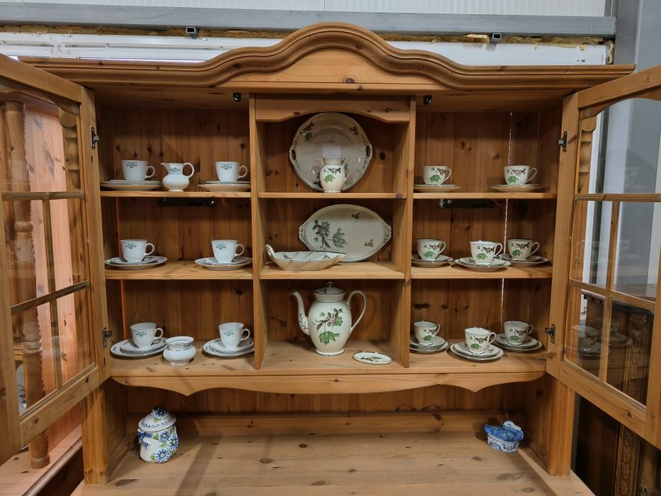 Елегантен кухненски бюфет с месингови дръжки