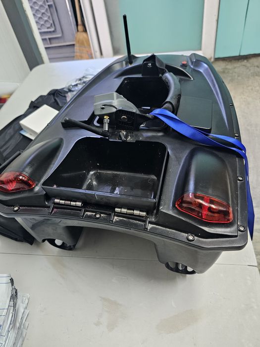 Лодка за захранка KAТАМАРАН V888