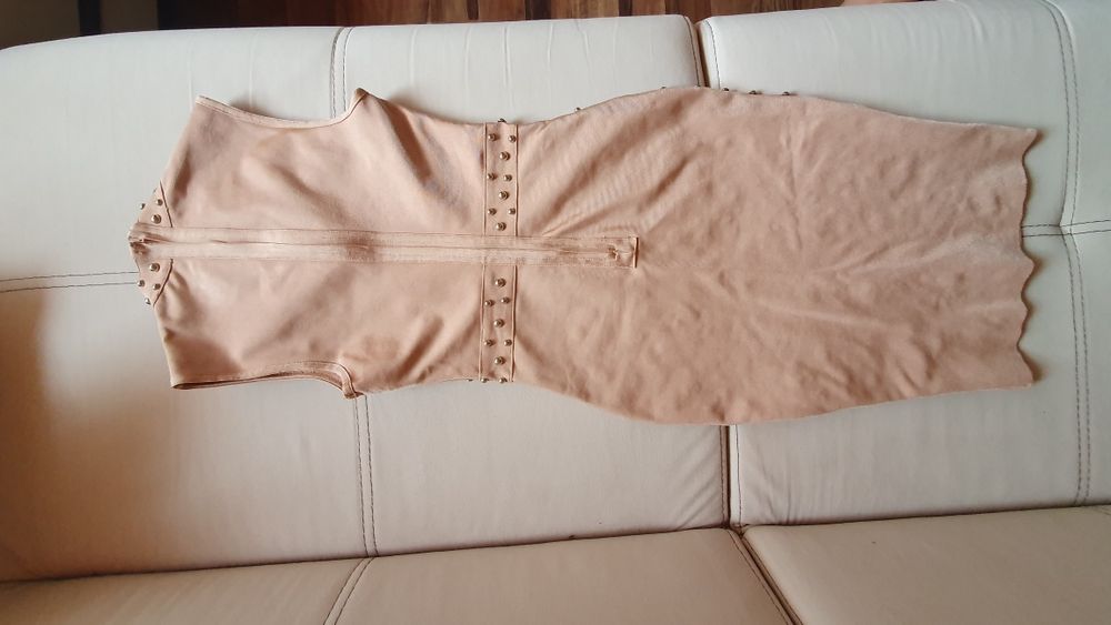 Рокля, тъмно бежово, бандажна с капси