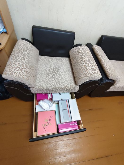 Продам угловой диван с креслом.