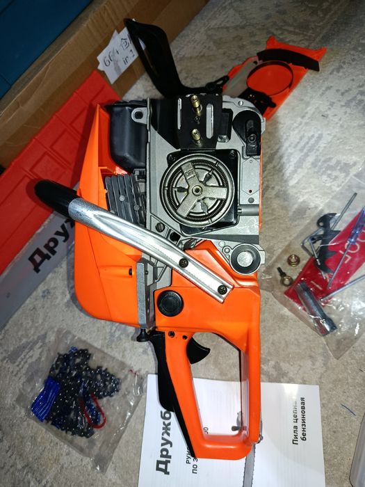 Бензопила бензиновая.