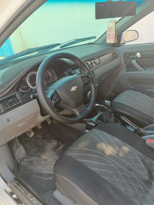 Машина, лассети 2010 сотилади, пробеги 220000 холати яхши