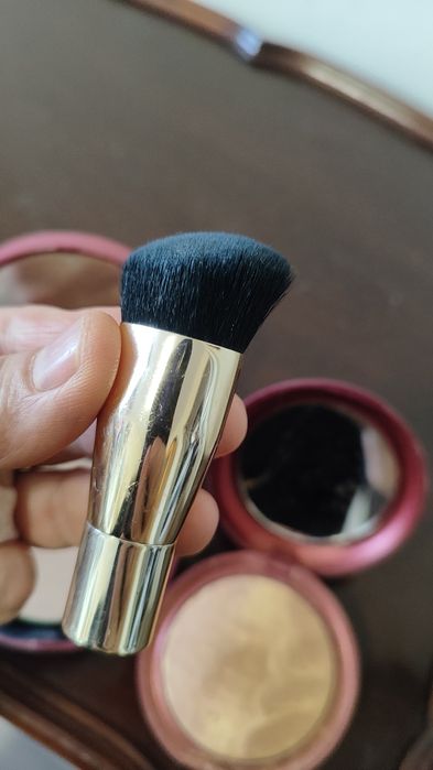 Червило Estee lauder , пудра и бронзант и четка Kiko Milano.