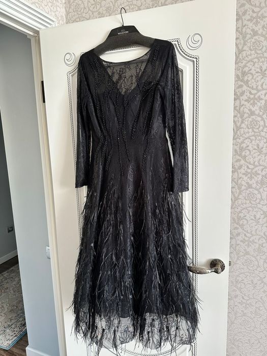 Вечернее платье вышивкой и декором из перьев.