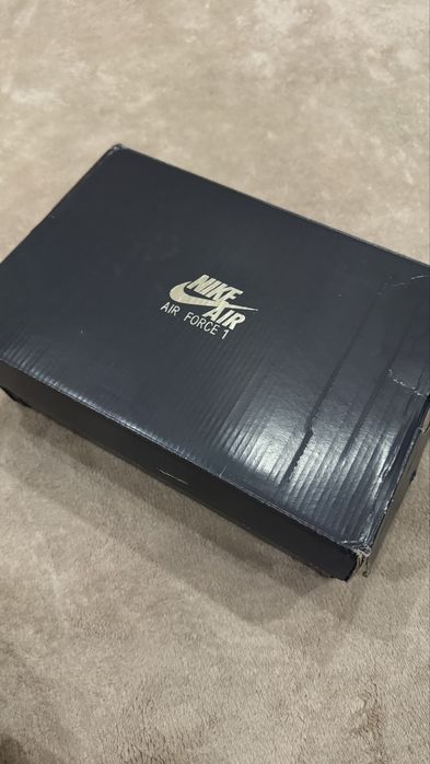 Nike Air Force ( черного цвета ).