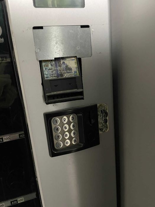 Аппарат для продажи напитков и снэков