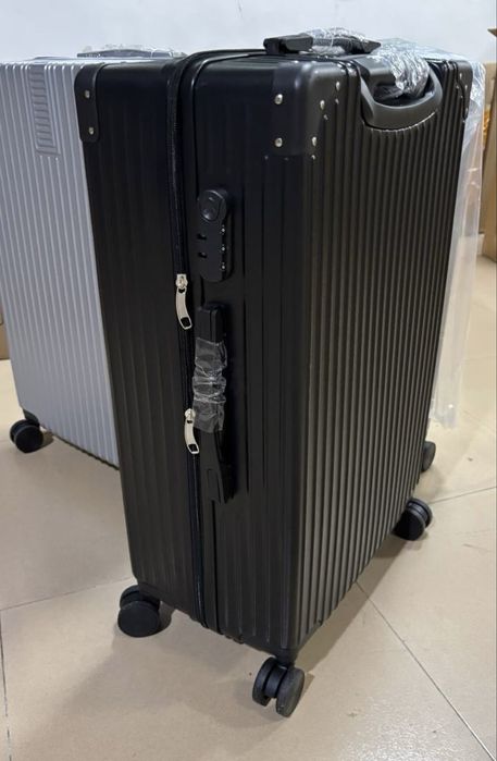 Чемодан новый серебристый серый