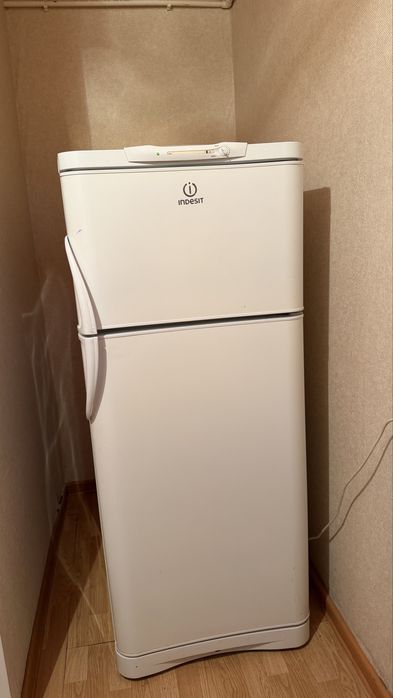 Холодильник indesit