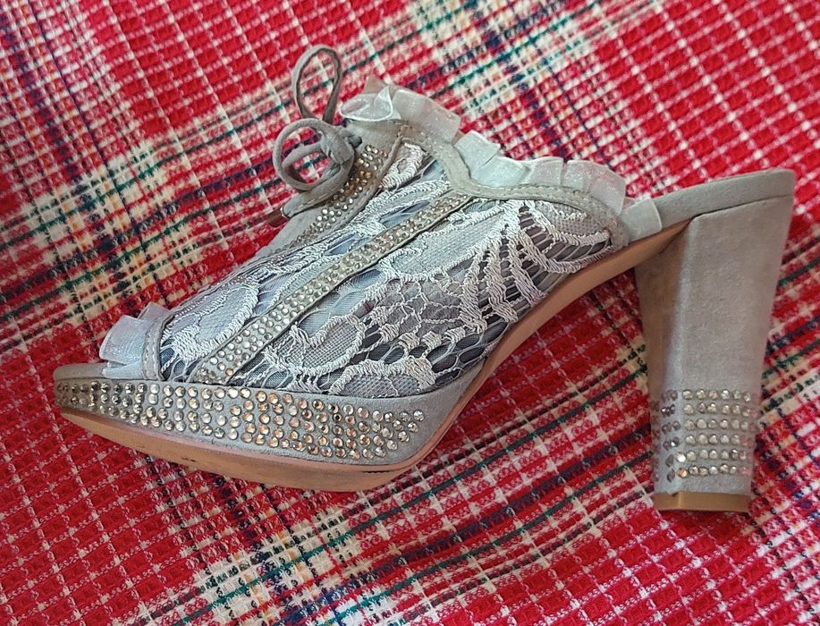 Продам босоножки на танкетке