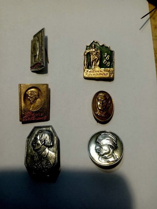 Медали от соца, юбилейни и лотове значки.