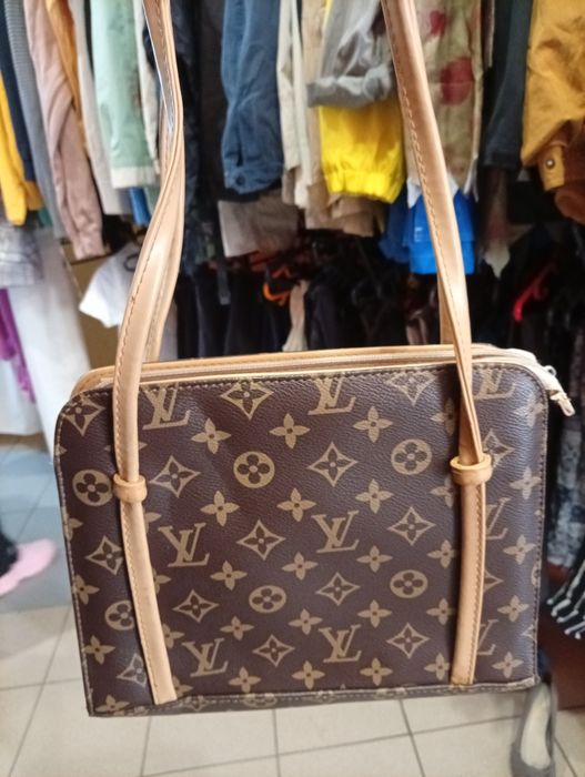 gentuta cu logo Louis Vuitton in stare foarte buna