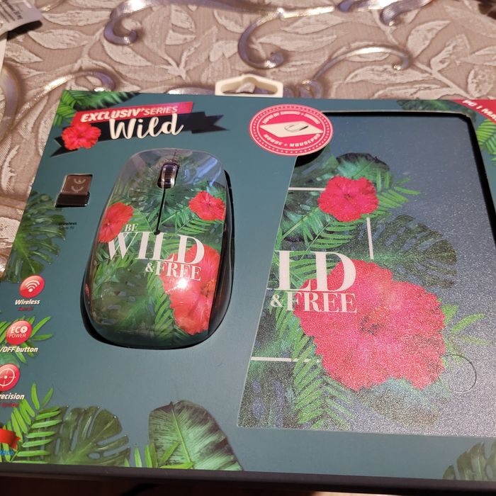 Продавам мишка и подложка на цветя