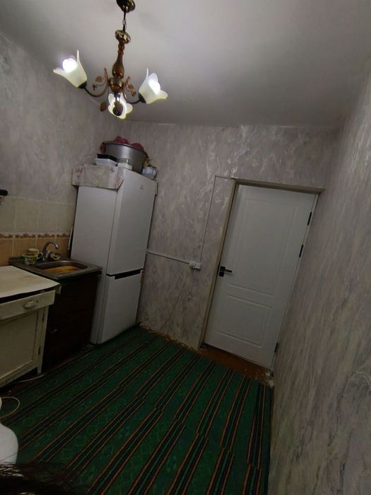 Qorasaroy 1/1/4 srochno sotiladi garaji bor